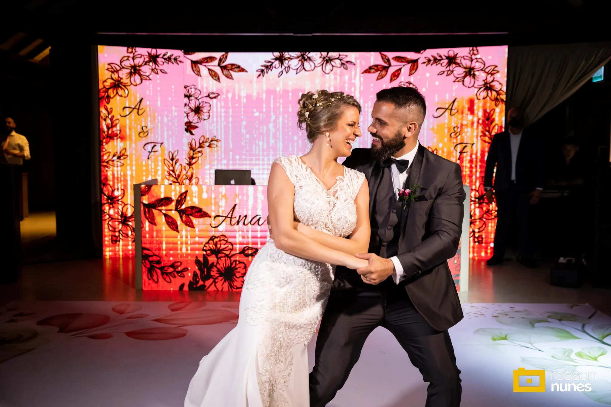 Recém casados dançando passos de valsa durante o casamento deles em Porto Alegre