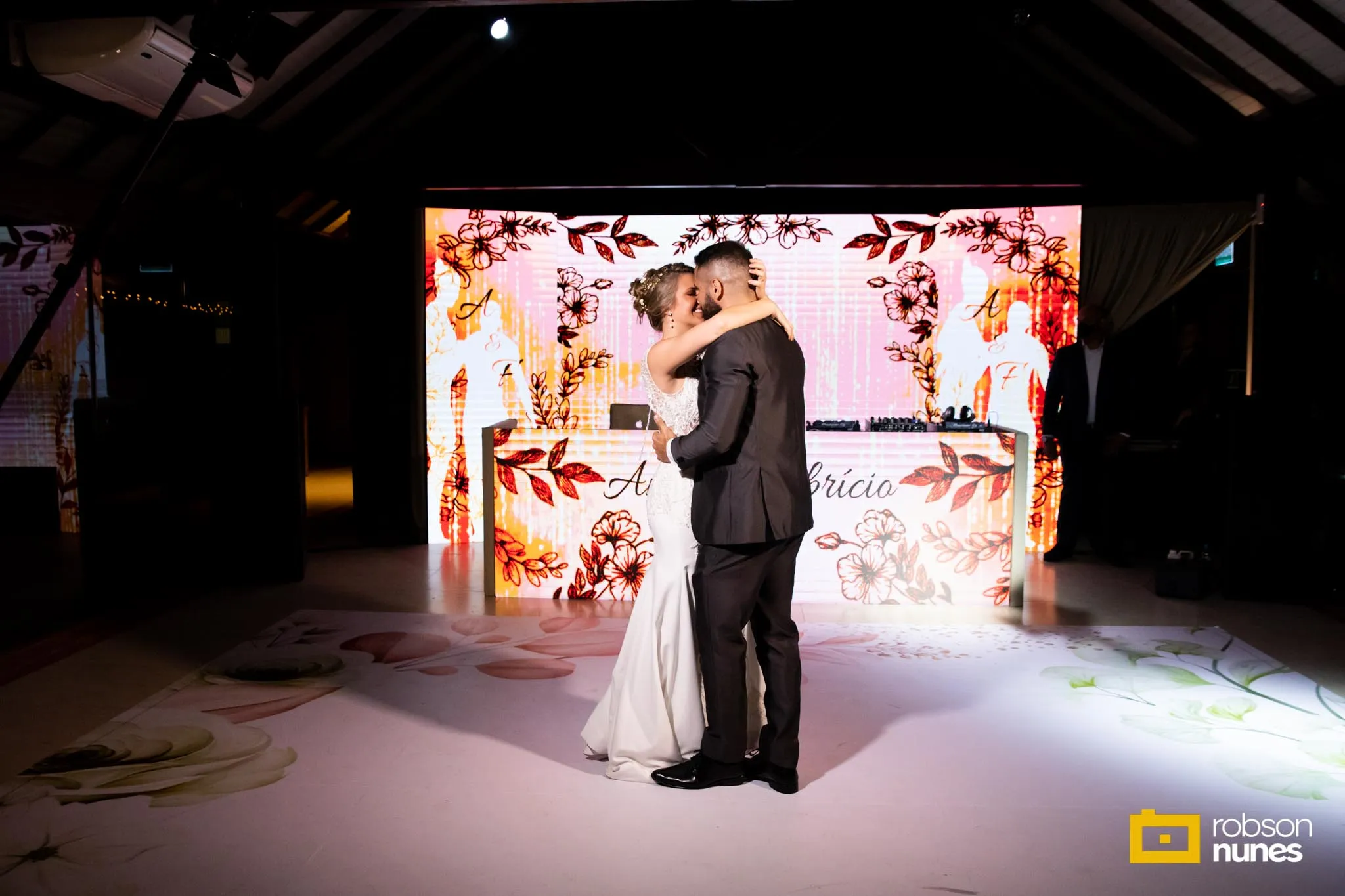 Casal dançando valsa lenta e romantîca para abertura de festa do próprio casamento em Porto Alegre