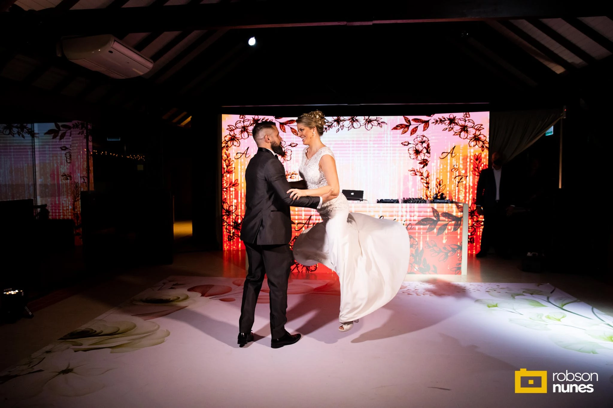 Noivos realizando passos de valsa durante casamento em Porto Alegre