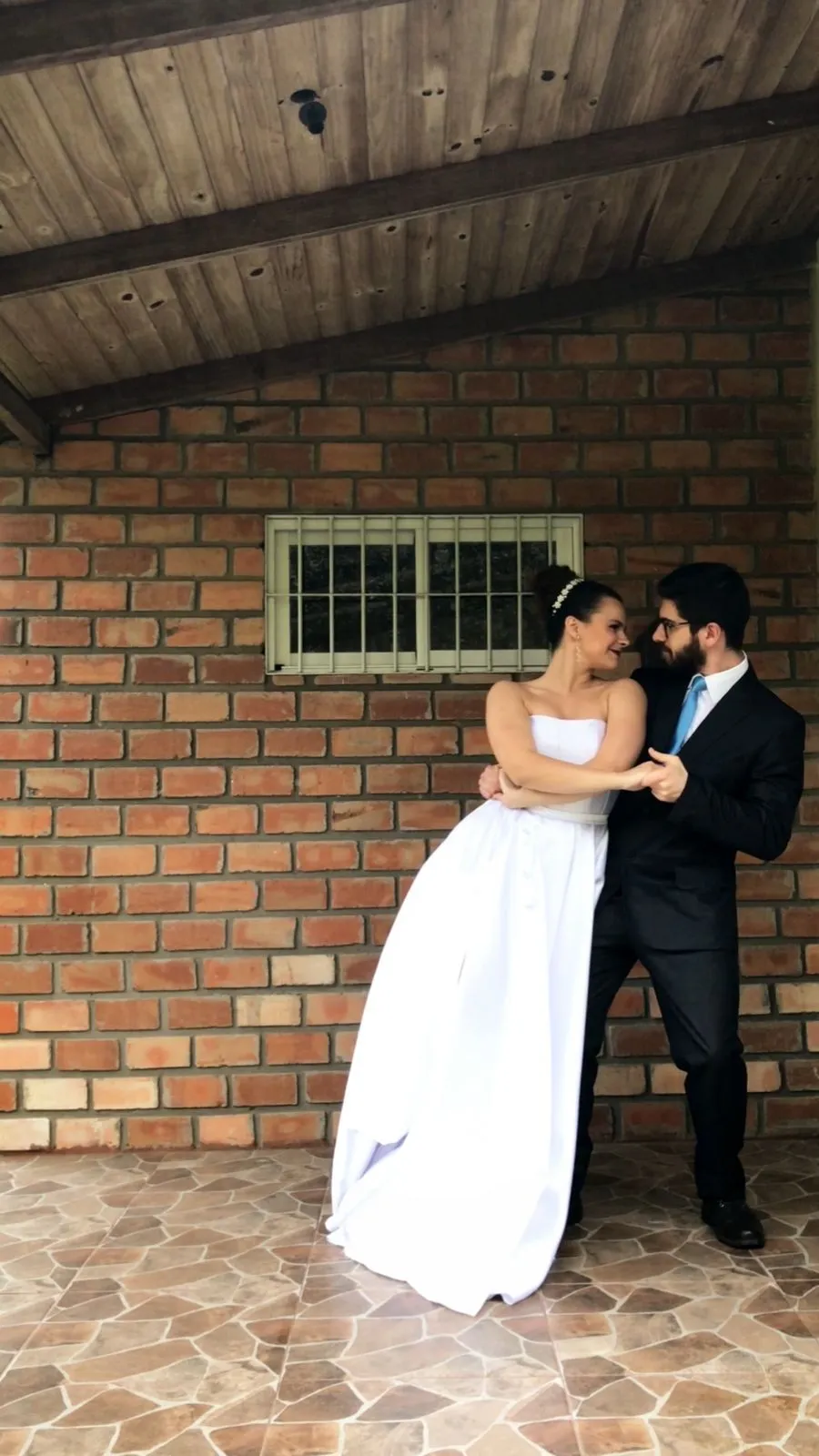 Casal realizando um ensaio pré-wedding coreografado